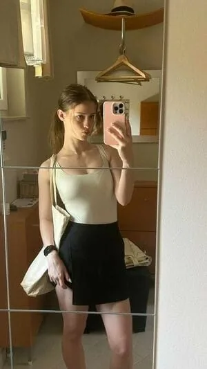 Nazlı - Esenyurt Escort