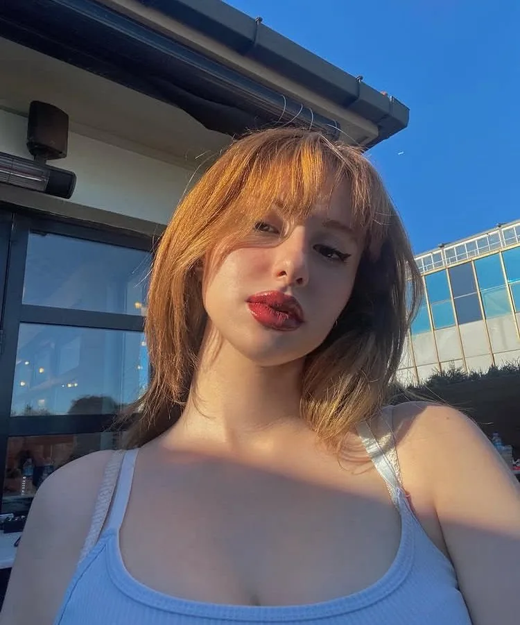 Özlem - Esenyurt Escort